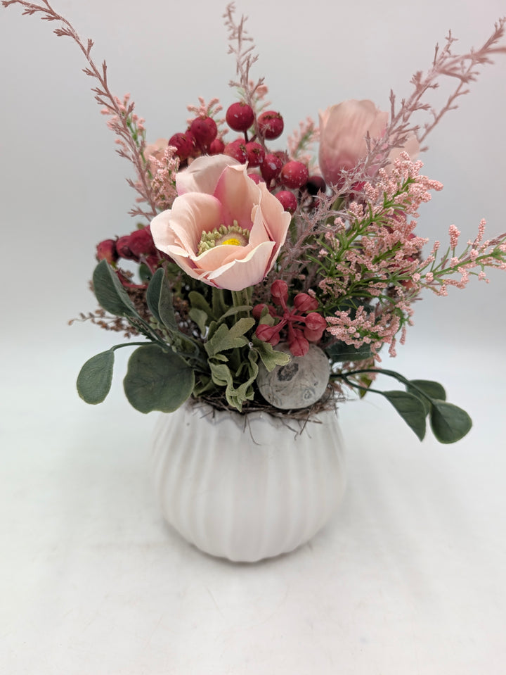 Frühlingsgesteck Anemone Beeren rosa