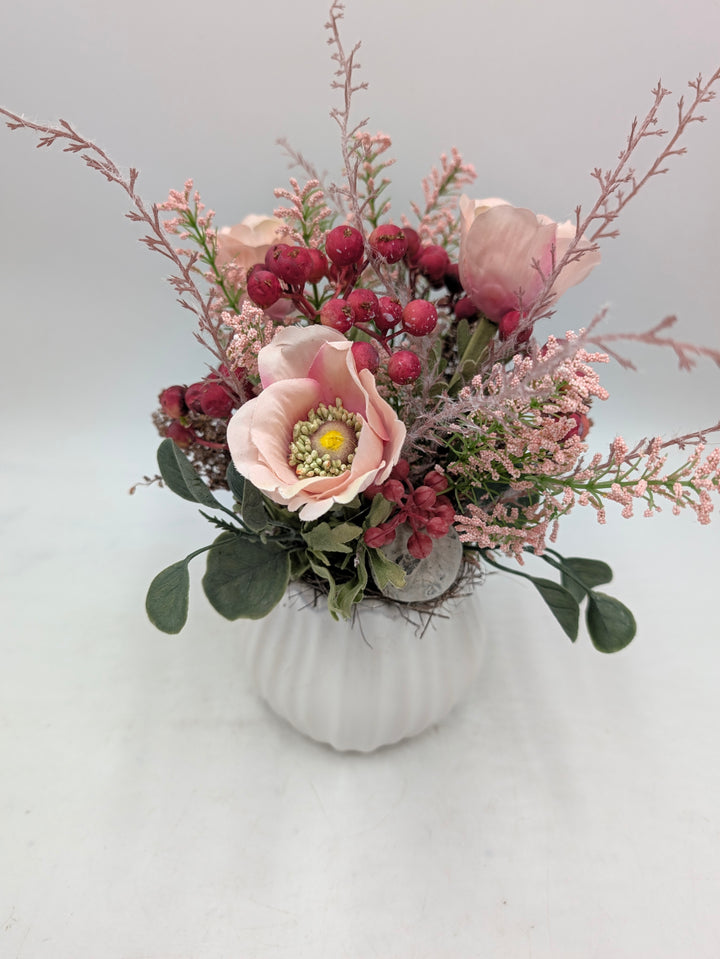 Frühlingsgesteck Anemone Beeren rosa