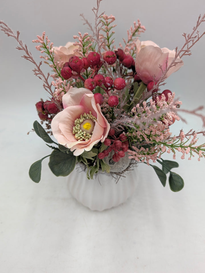 Frühlingsgesteck Anemone Beeren rosa