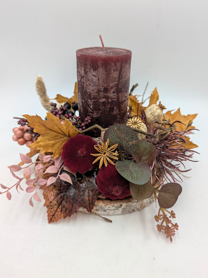 Herbstgesteck Laub Kürbis Beeren dunkelrot
