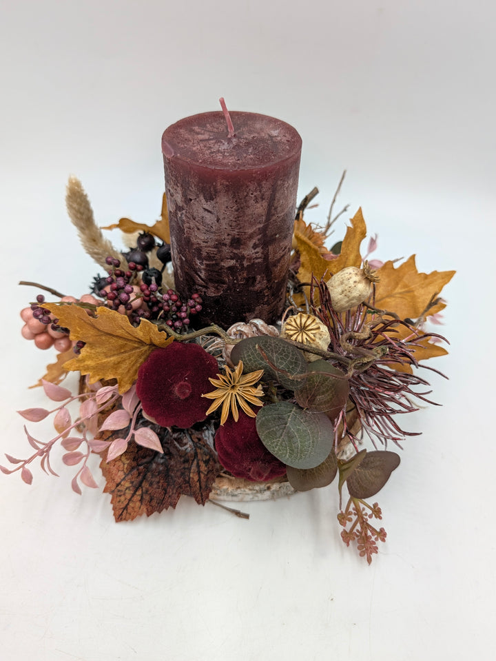 Herbstgesteck Laub Kürbis Beeren dunkelrot
