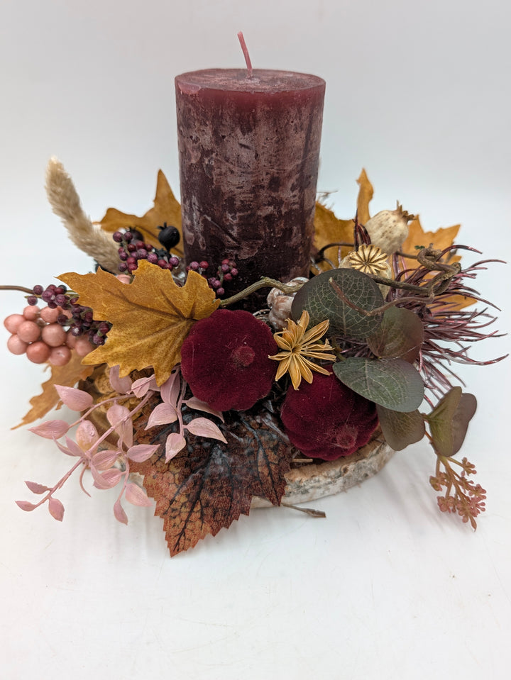Herbstgesteck Laub Kürbis Beeren dunkelrot