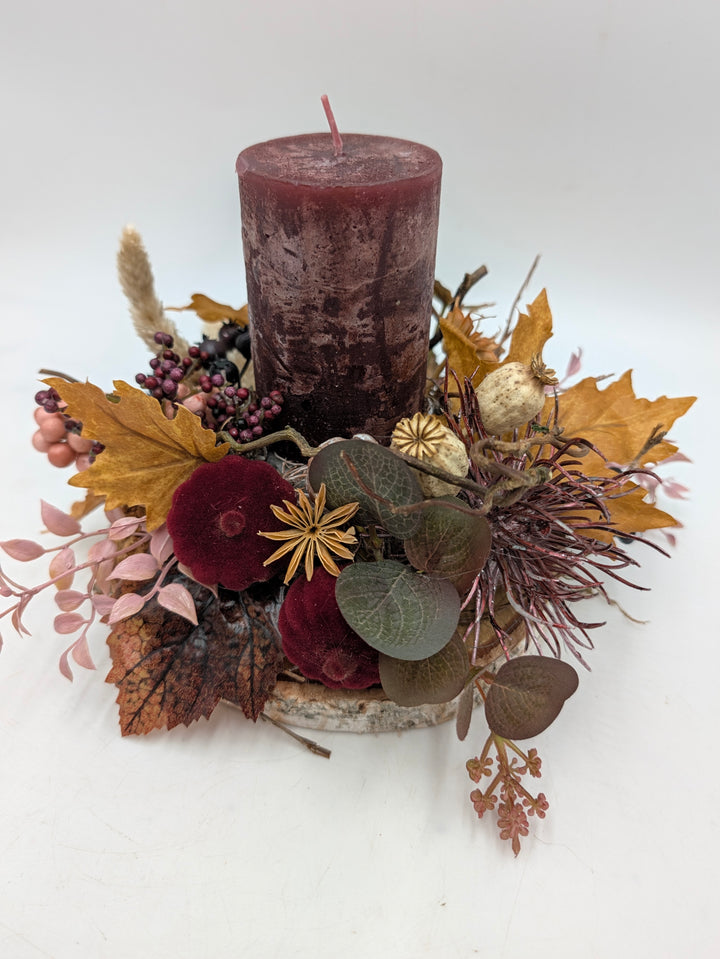 Herbstgesteck Laub Kürbis Beeren dunkelrot