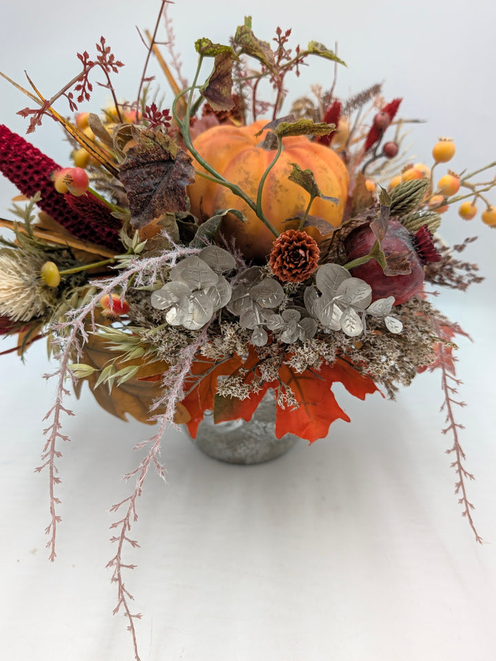 Herbstgesteck Kürbis Gräser orange silber