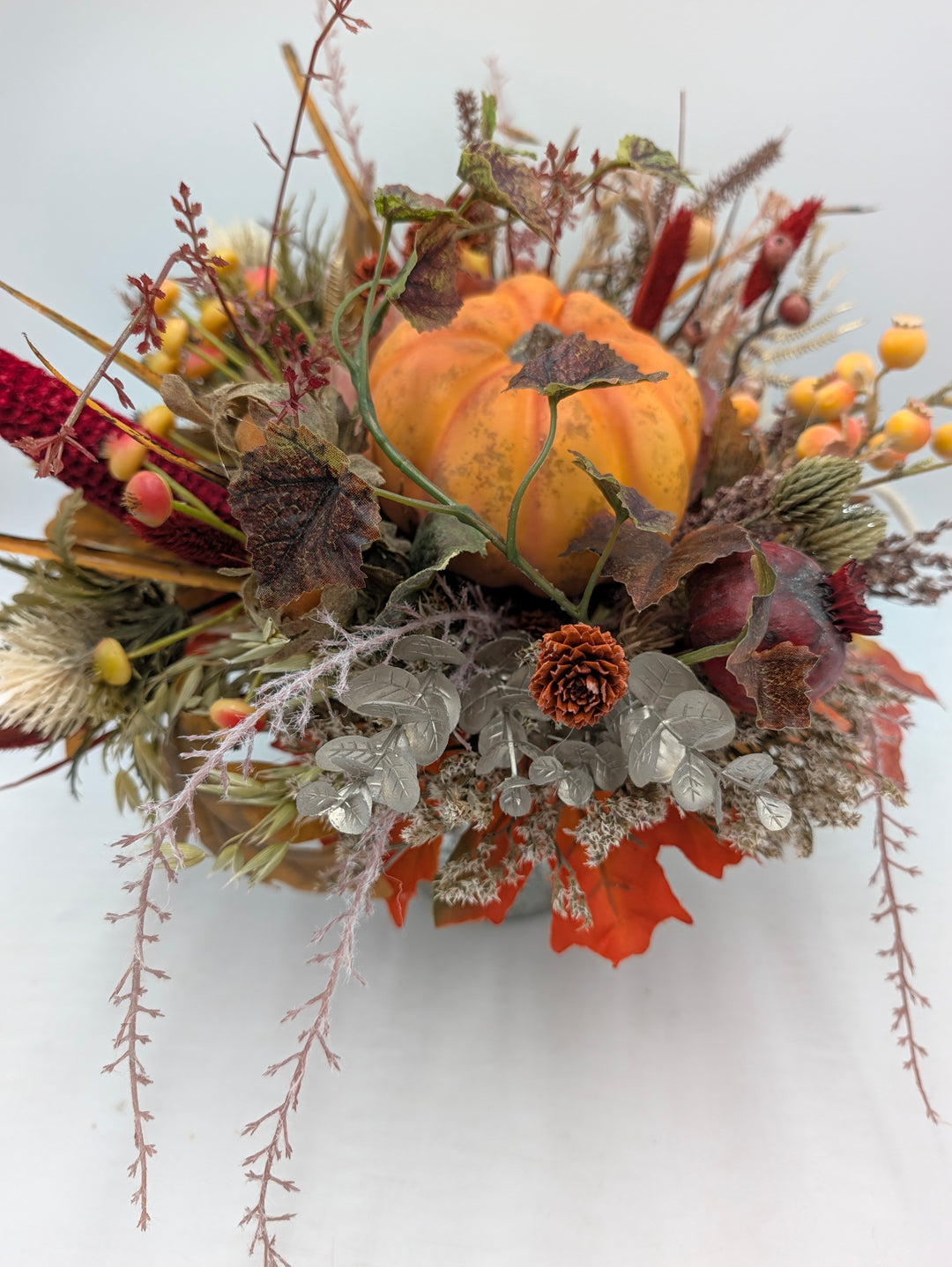 Herbstgesteck Kürbis Gräser orange silber