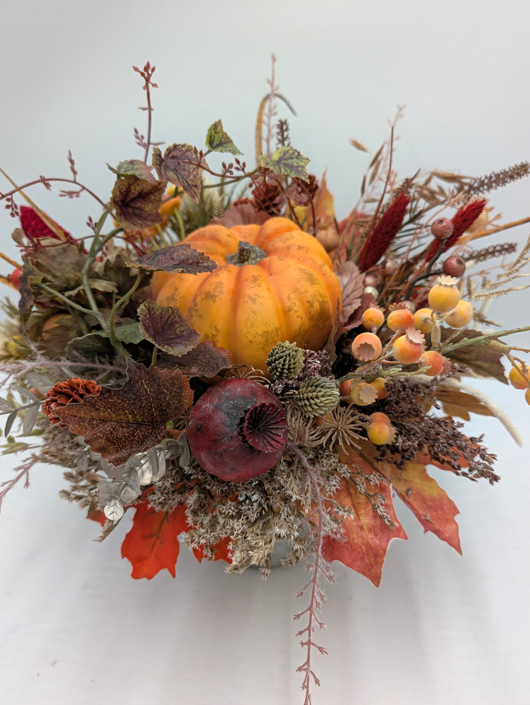 Herbstgesteck Kürbis Gräser orange silber