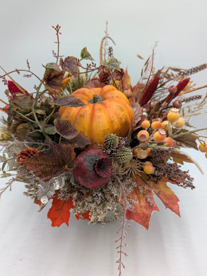 Herbstgesteck Kürbis Gräser orange silber