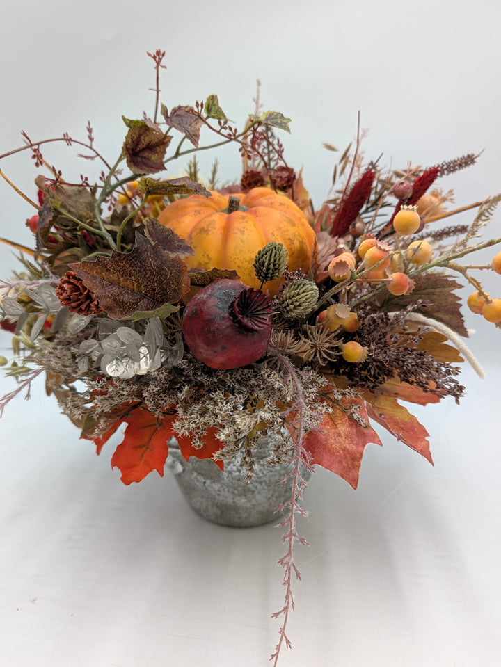 Herbstgesteck Kürbis Gräser orange silber