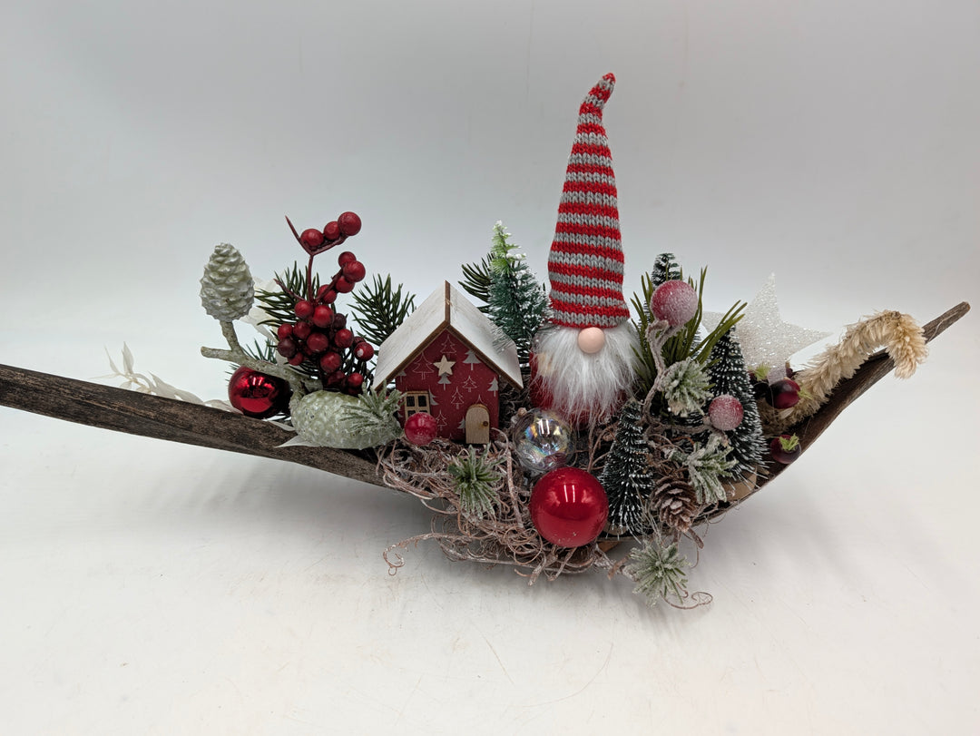 Weihnachtsgesteck Wichtel Haus Bäume rot