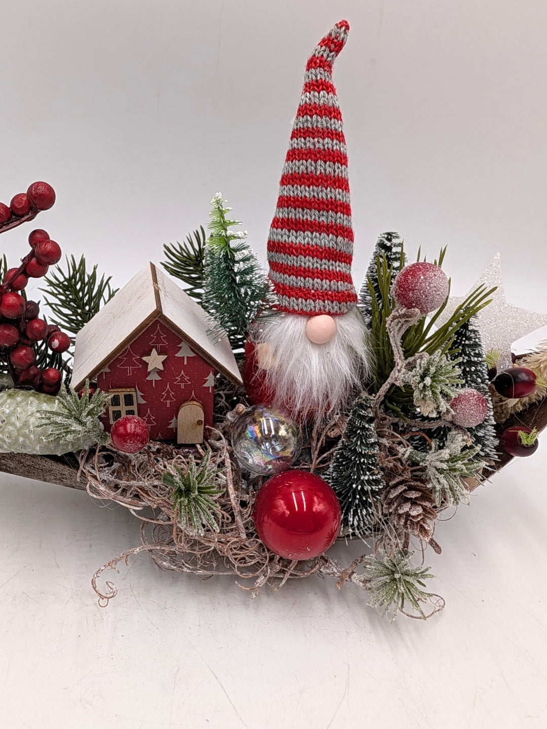 Weihnachtsgesteck Wichtel Haus Bäume rot
