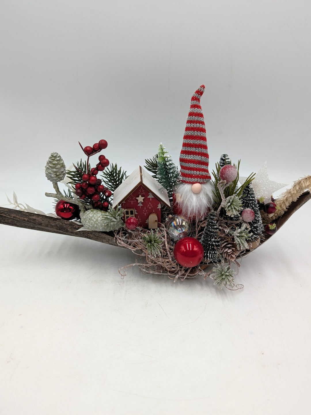 Weihnachtsgesteck Wichtel Haus Bäume rot