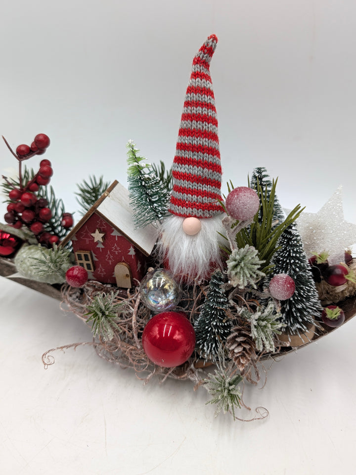 Weihnachtsgesteck Wichtel Haus Bäume rot