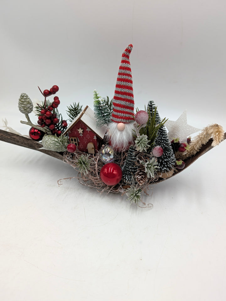 Weihnachtsgesteck Wichtel Haus Bäume rot