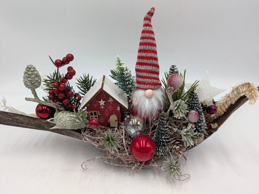 Weihnachtsgesteck Wichtel Haus Bäume rot