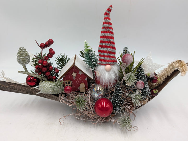 Weihnachtsgesteck Wichtel Haus Bäume rot