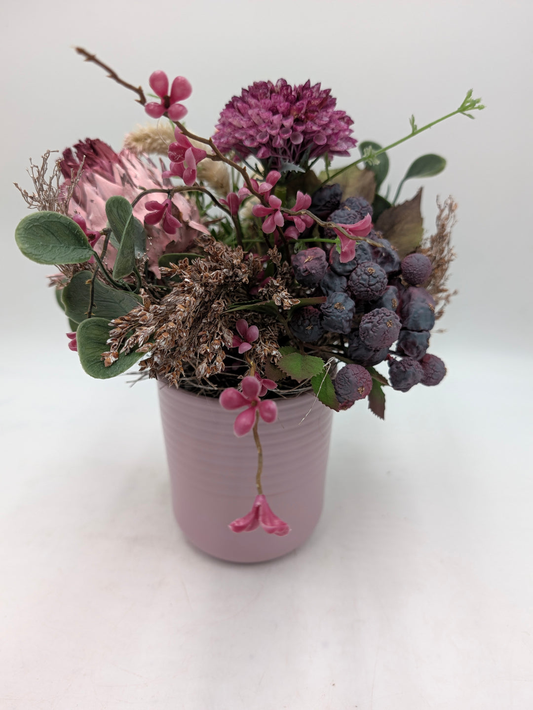 Frühlingsgesteck Artischocke Gräser lila rosa