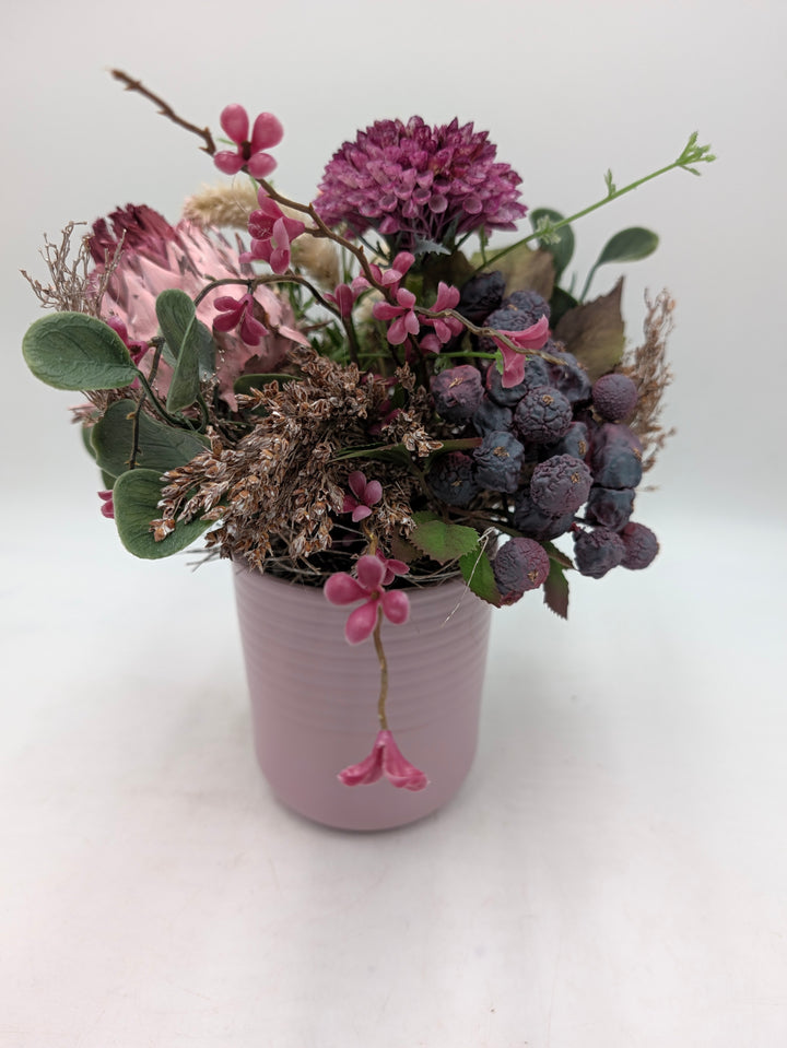 Frühlingsgesteck Artischocke Gräser lila rosa