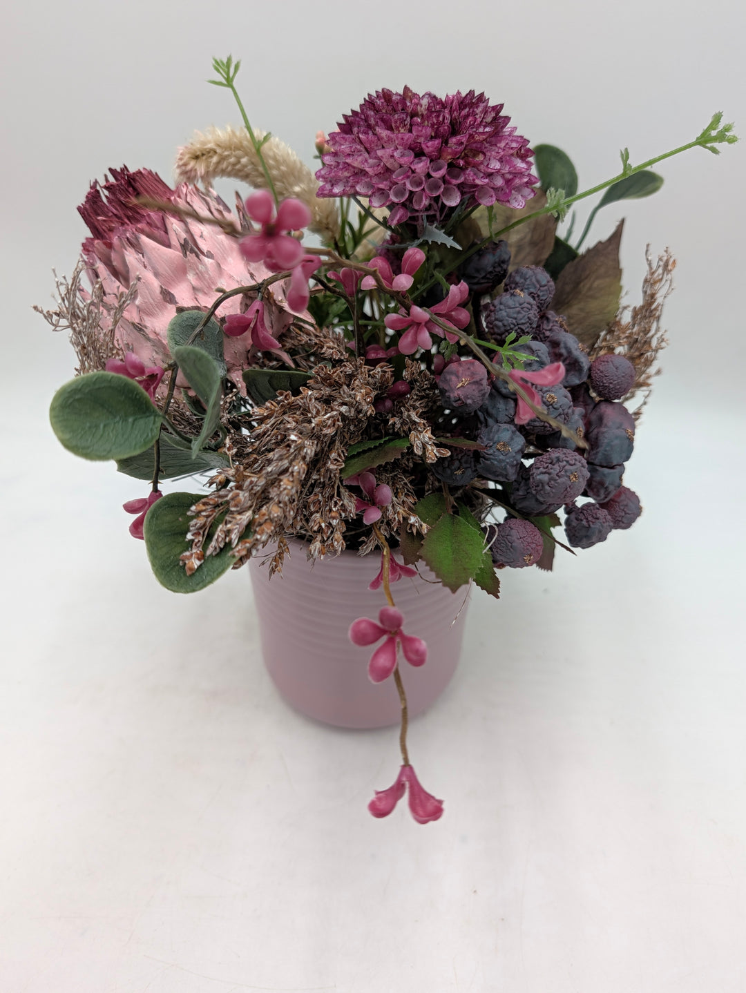 Frühlingsgesteck Artischocke Gräser lila rosa