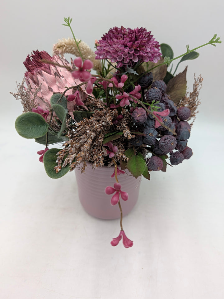 Frühlingsgesteck Artischocke Gräser lila rosa