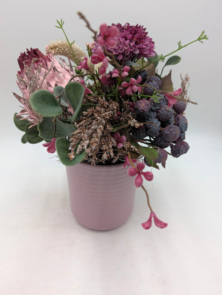 Frühlingsgesteck Artischocke Gräser lila rosa