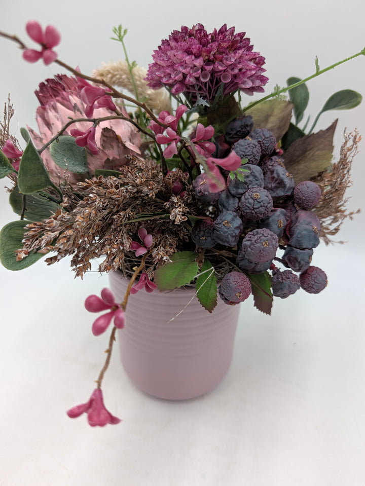 Frühlingsgesteck Artischocke Gräser lila rosa
