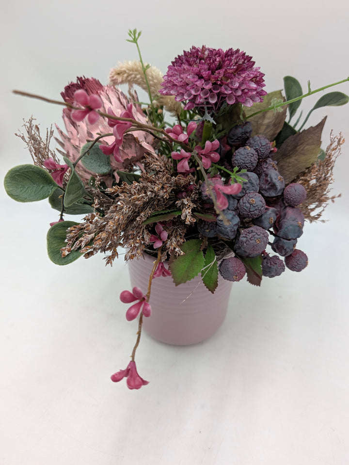 Frühlingsgesteck Artischocke Gräser lila rosa