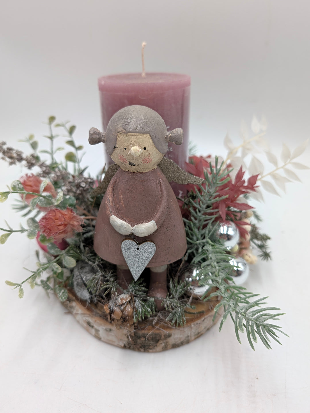 Wintergesteck Mädchen Ruscus Hagebutten rosa