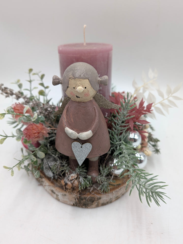 Wintergesteck Mädchen Ruscus Hagebutten rosa