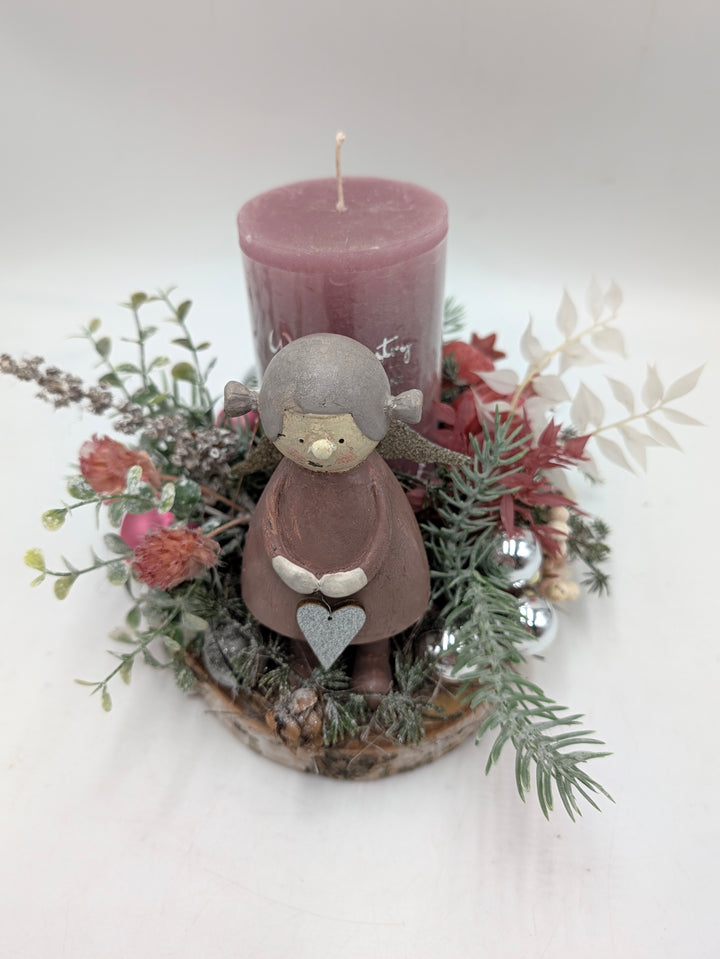 Wintergesteck Mädchen Ruscus Hagebutten rosa