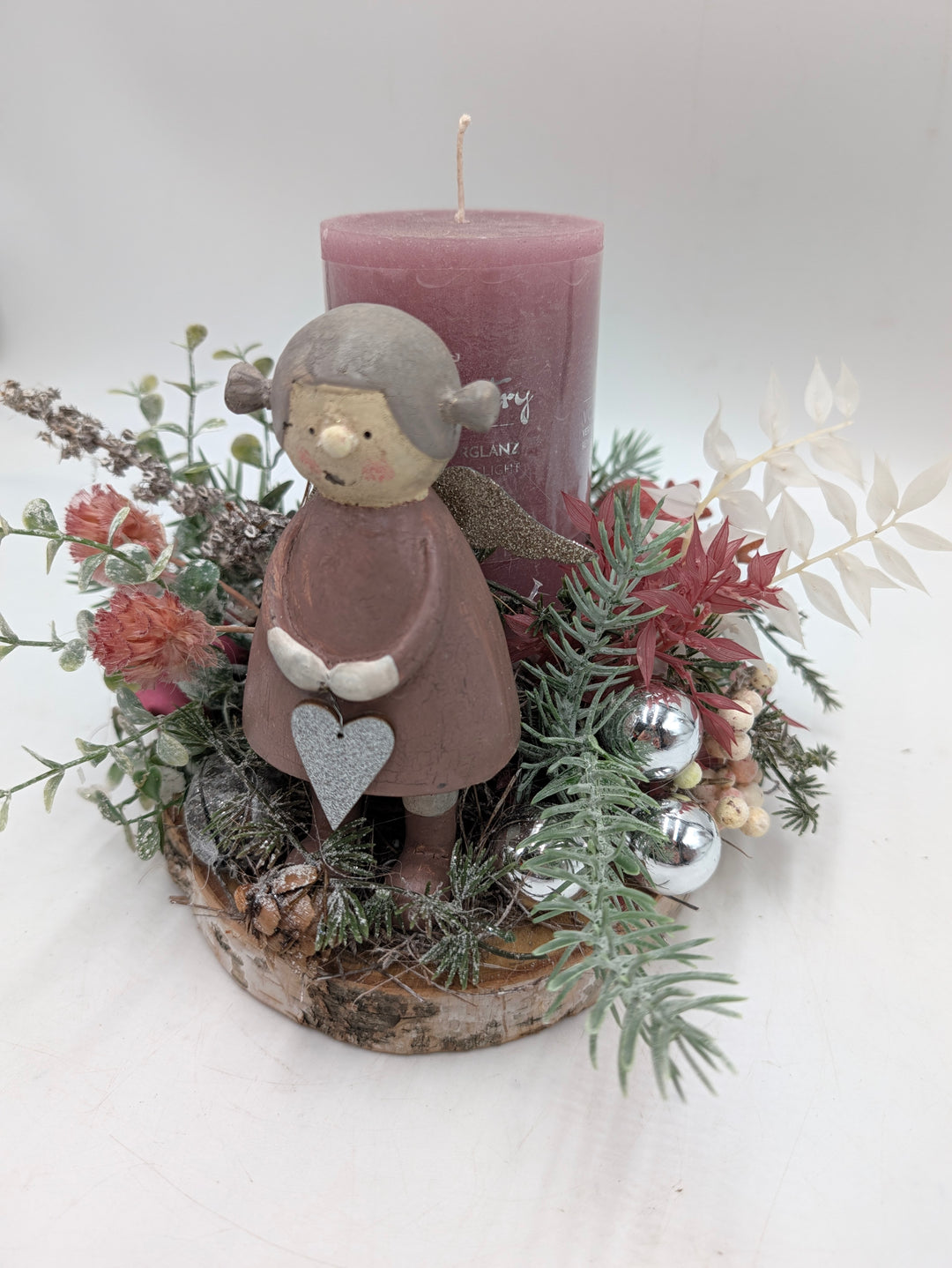 Wintergesteck Mädchen Ruscus Hagebutten rosa