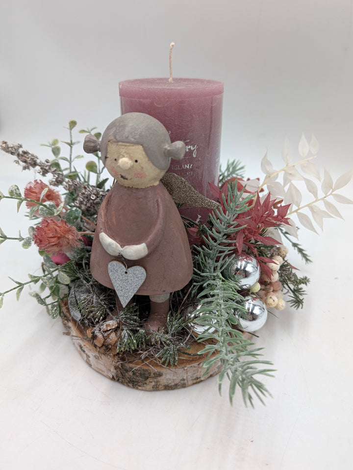 Wintergesteck Mädchen Ruscus Hagebutten rosa