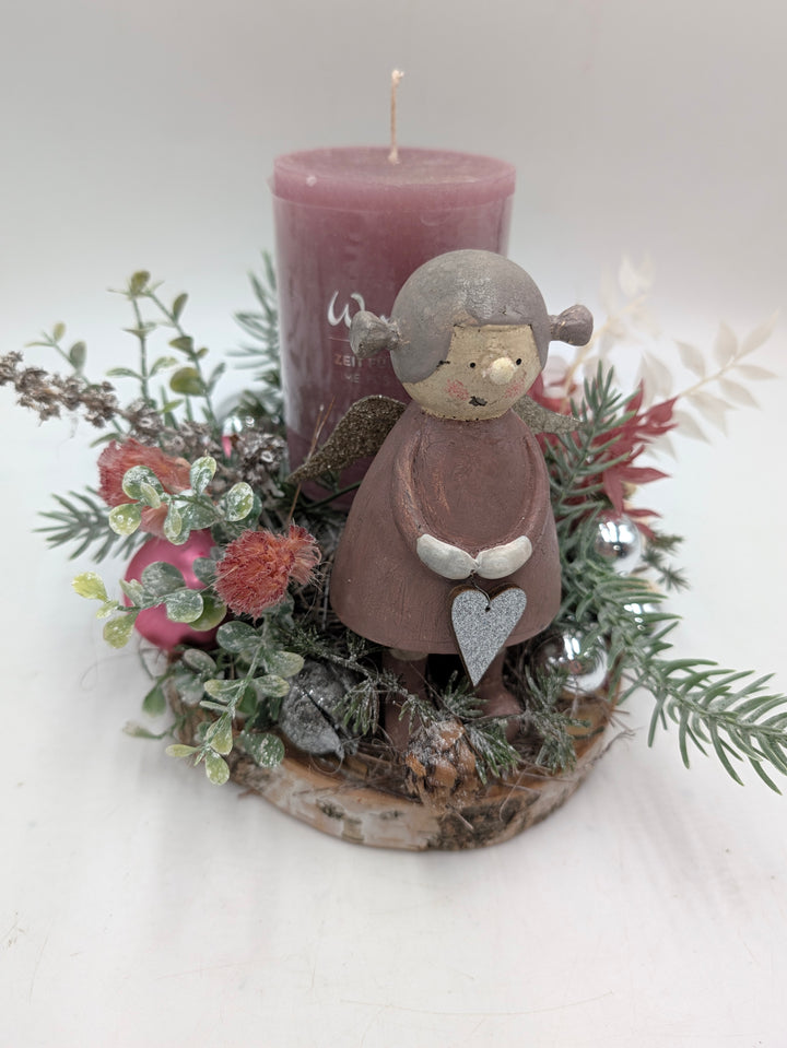 Wintergesteck Mädchen Ruscus Hagebutten rosa