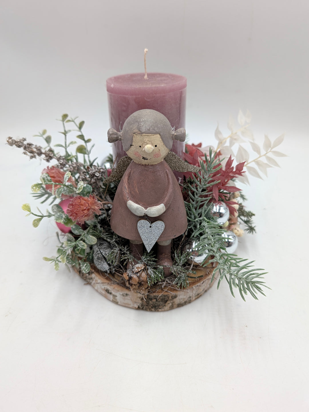 Wintergesteck Mädchen Ruscus Hagebutten rosa
