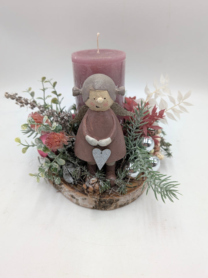 Wintergesteck Mädchen Ruscus Hagebutten rosa