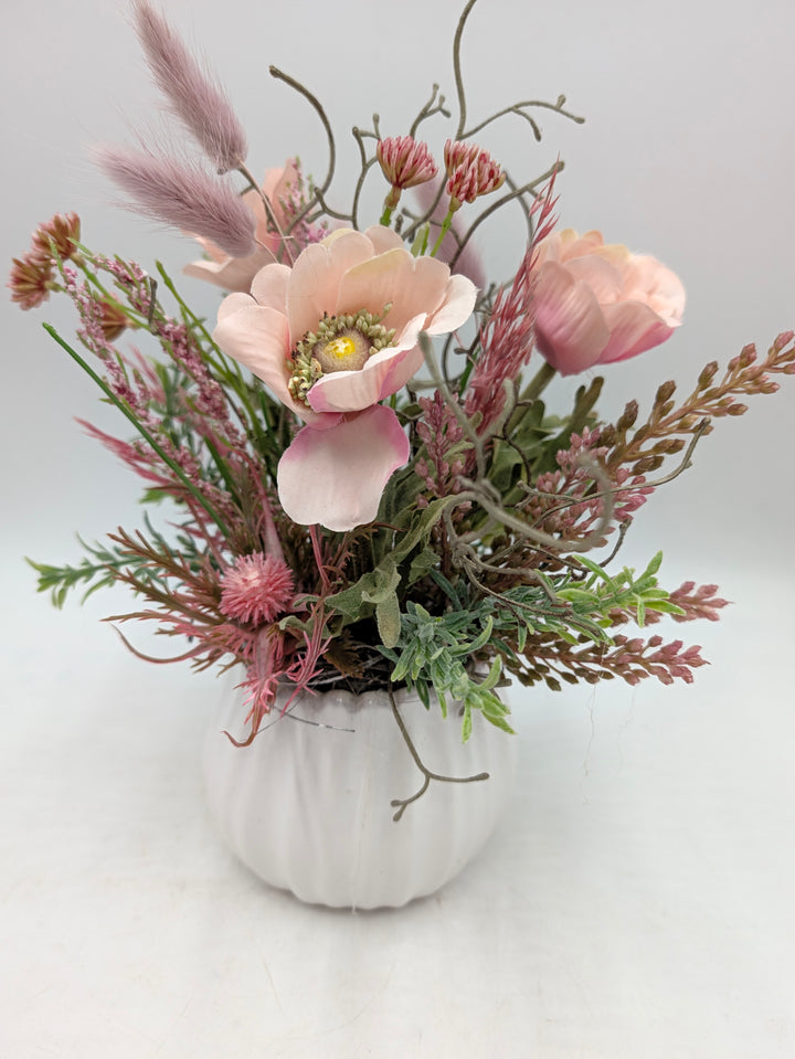 Frühlingsgesteck Anemone Gräser rosa