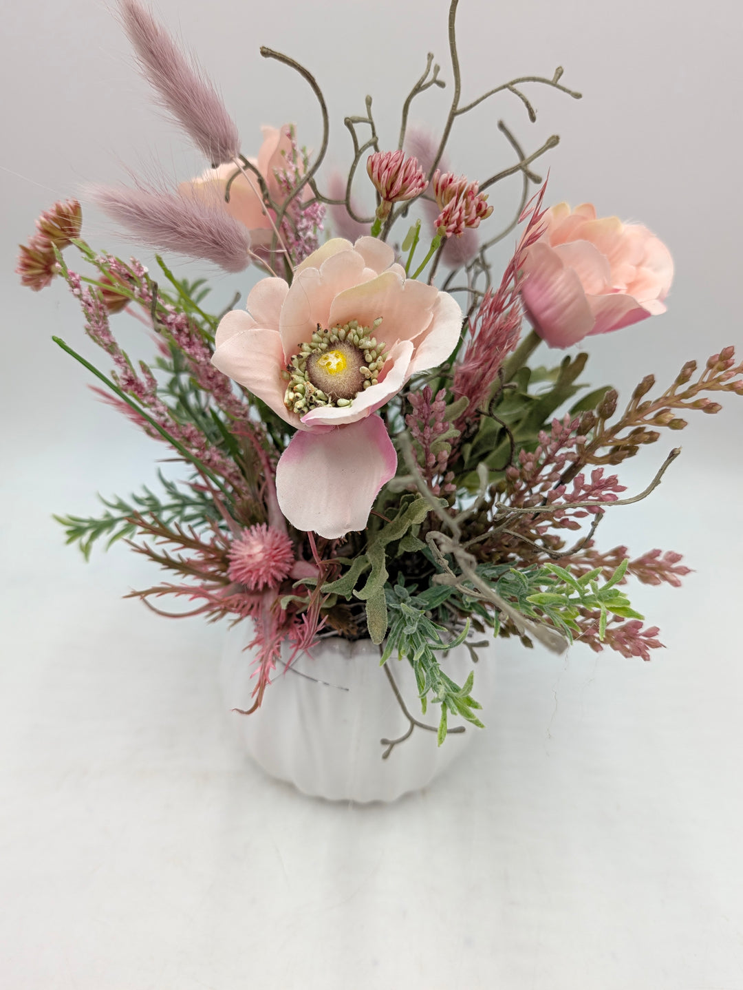 Frühlingsgesteck Anemone Gräser rosa