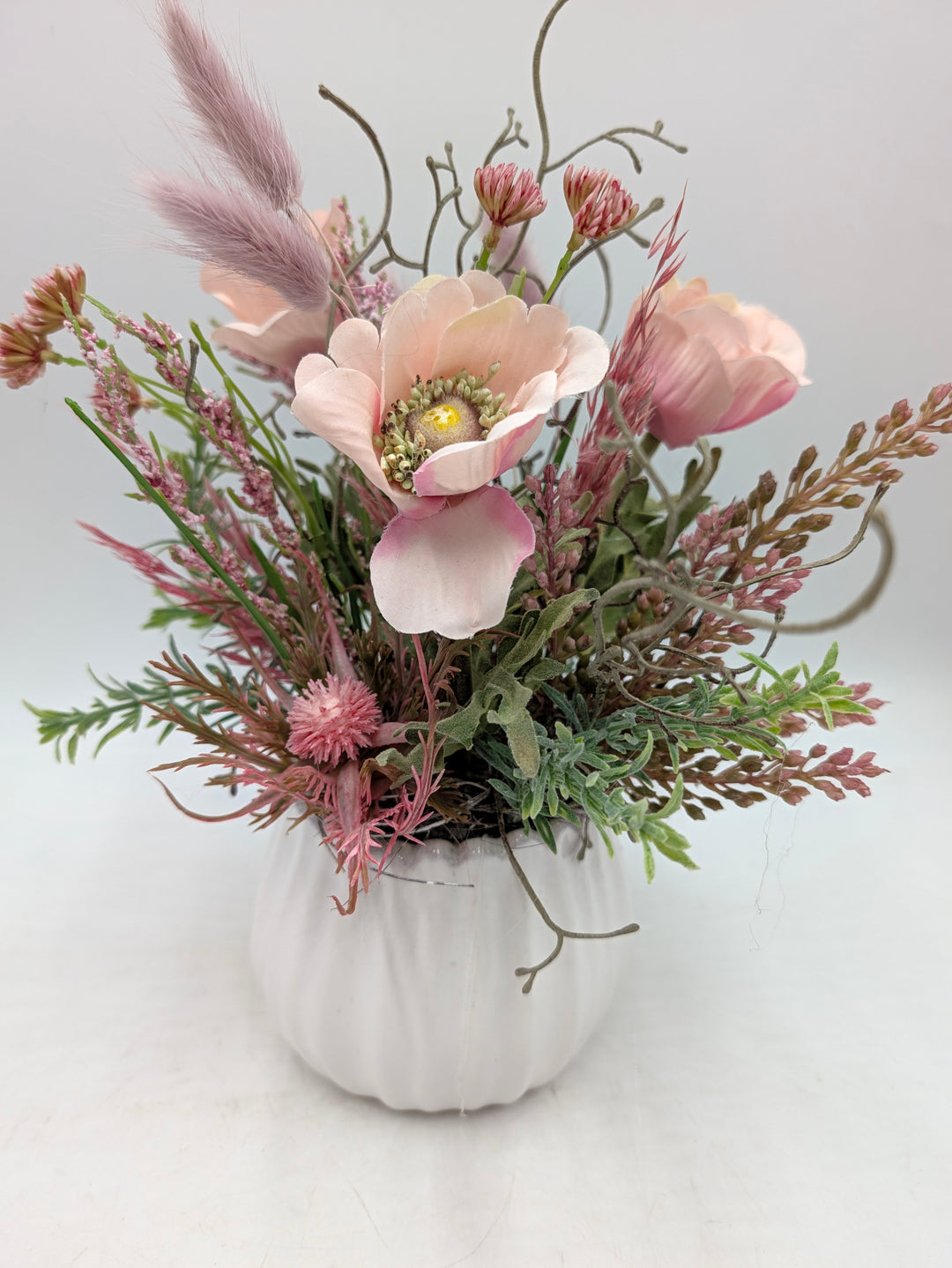 Frühlingsgesteck Anemone Gräser rosa