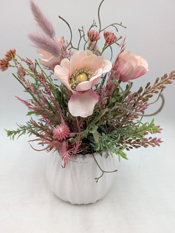 Frühlingsgesteck Anemone Gräser rosa