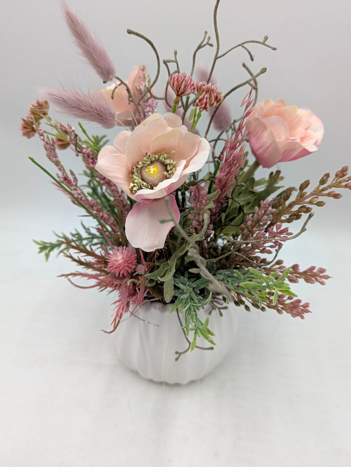 Frühlingsgesteck Anemone Gräser rosa