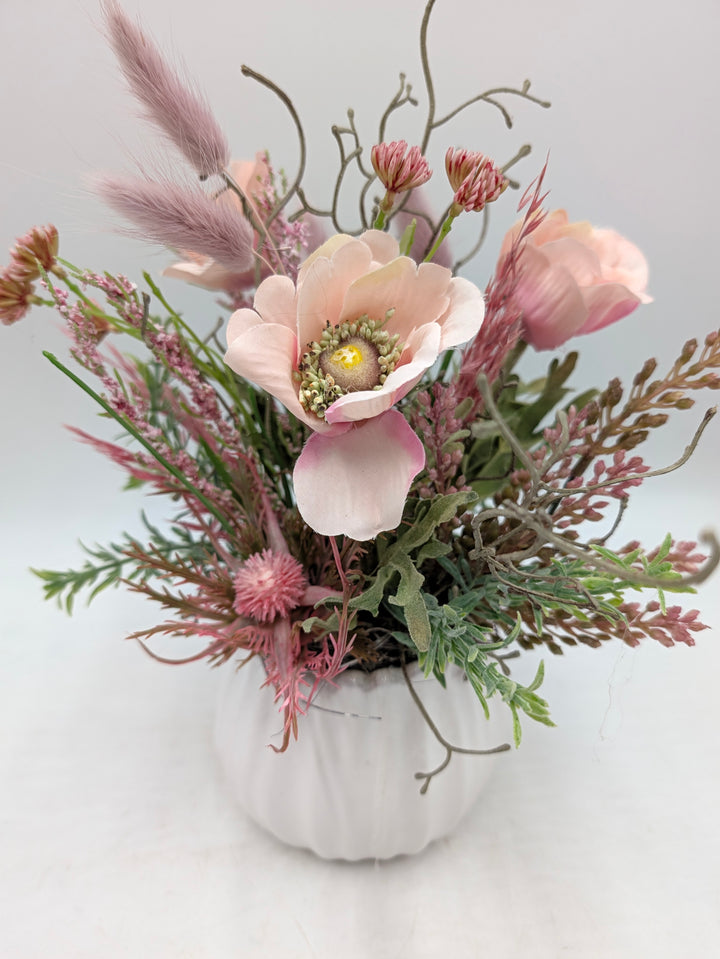 Frühlingsgesteck Anemone Gräser rosa
