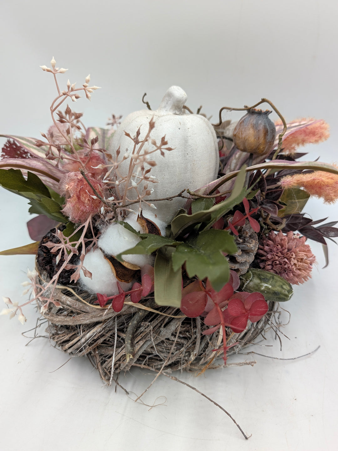 Herbstgesteck Kürbis Gräser Zapfen weiss