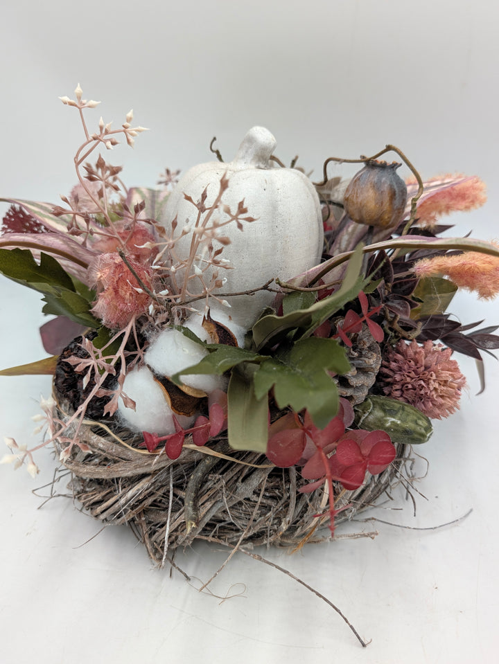 Herbstgesteck Kürbis Gräser Zapfen weiss