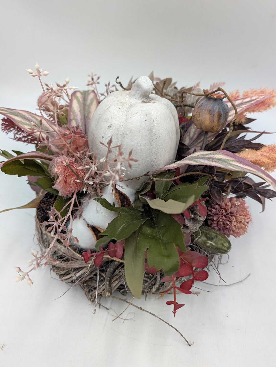 Herbstgesteck Kürbis Gräser Zapfen weiss