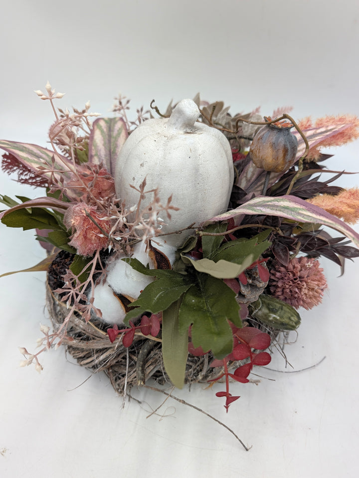Herbstgesteck Kürbis Gräser Zapfen weiss