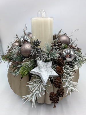 Adventskranz mit cremeweißer Kerze, taupefarbenen und silbernen Kugeln, Zapfen und Stern auf runder Schale