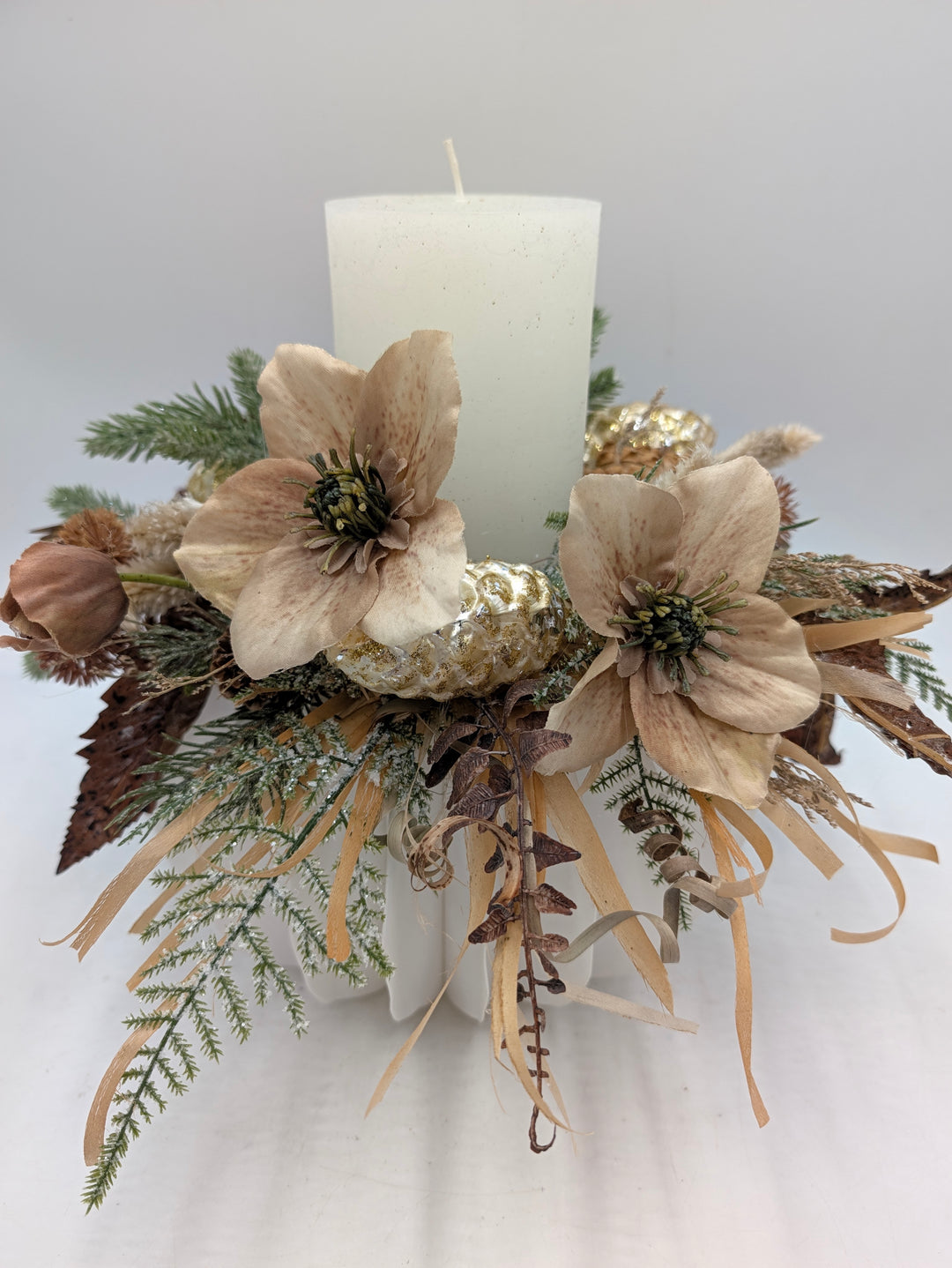 Winterkranz Christrose Zapfen braun gold weiss