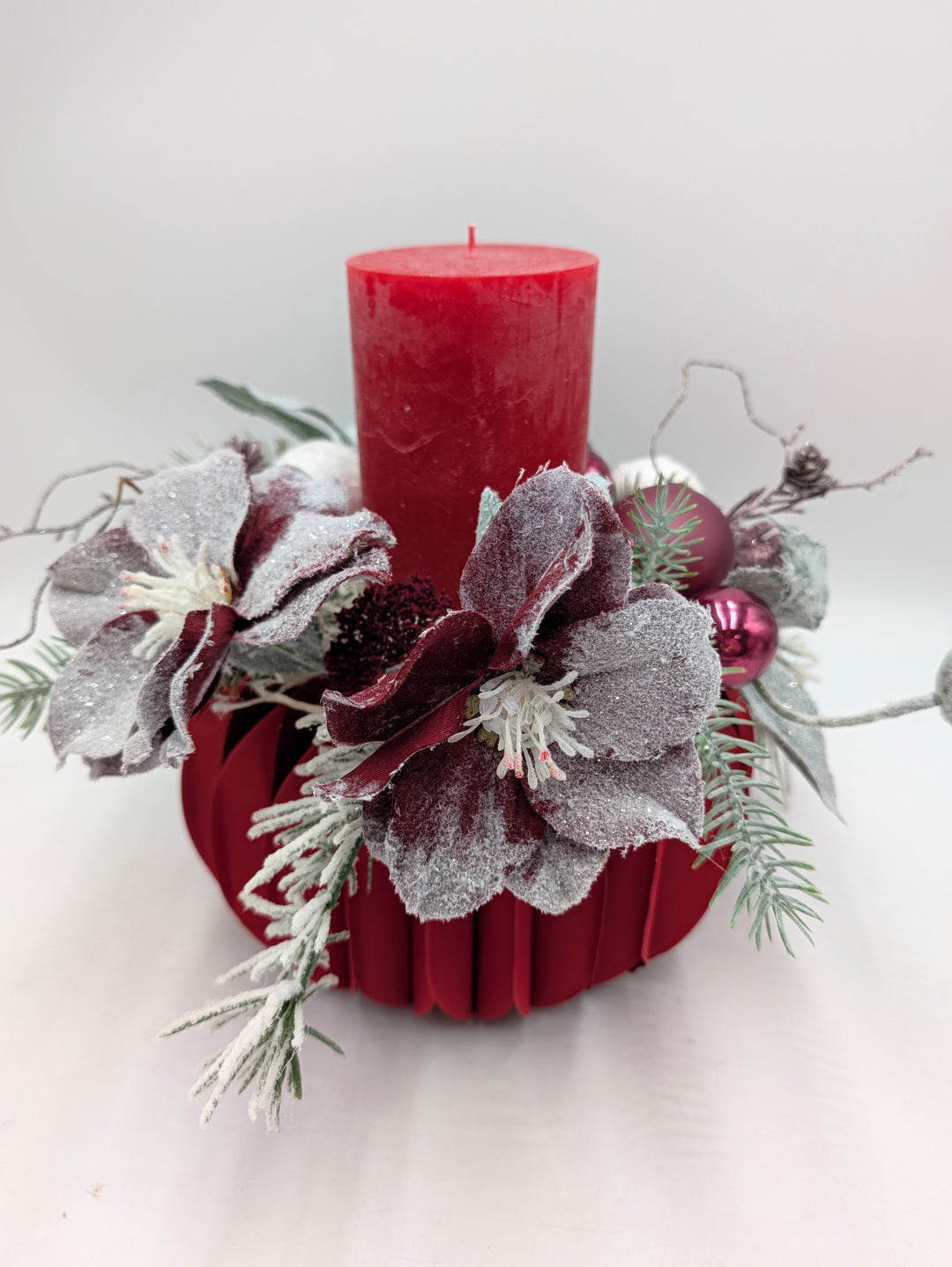 Adventsgesteck Zapfen Christrose rot lila