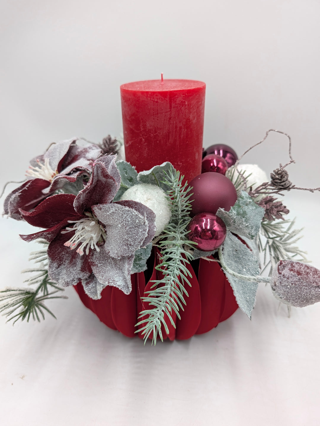 Adventsgesteck Zapfen Christrose rot lila
