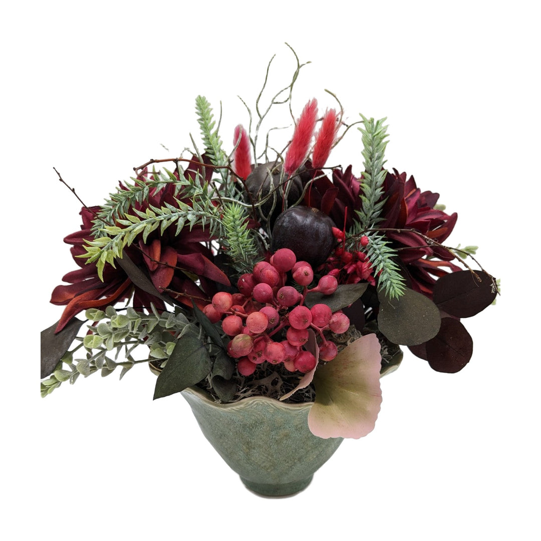 Freigestellt Herbstgesteck Dahlien Feige Beeren Gräser dunkelrot grün