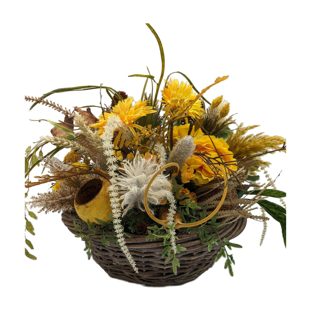 Freigestellt Sommergesteck Gerbera Distel Banksia Gräser gelb natur im Korb